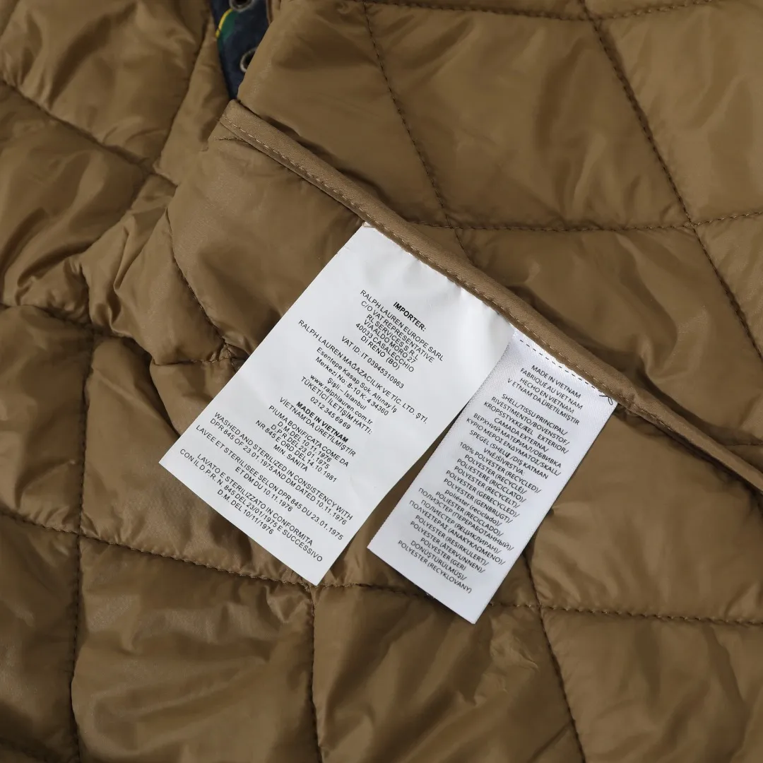 P370 #59 Ralph Lauren classic rhombus quilted cotton jacket for men and women. Inspired by retro workwear, it blends with contemporary British style. The imported machine-pressed rhombus quilting is accurately aligned, and the three-dimensional H-shaped tailoring is neat and slim. It is not bulky when layered in autumn and winter, and still maintains a light style.  Texture is reflected in the details: customized metal buckles, corduroy lapels, breathable eyelets under the arms, and slits on the hem, all replicating the brand's high-end genes. All excipients are standardized!  Five colors to choose from: black/khaki/brown/green/navy blue, easy to switch between commuting, leisure, and travel occasions. Function and appearance coexist: 37.5°C temperature control black technology, breathable and moisture-proof, anti-slip cotton patented fabric, temperature-locking, soft and waxy, durable and stylish. A retro warm-keeping item that can handle low temperatures calmly. The details are all made of craftsmanship, and the style has no limits. It has a classy look that will turn heads.  Color: Khaki Black Navy Green Brown Size: S M L